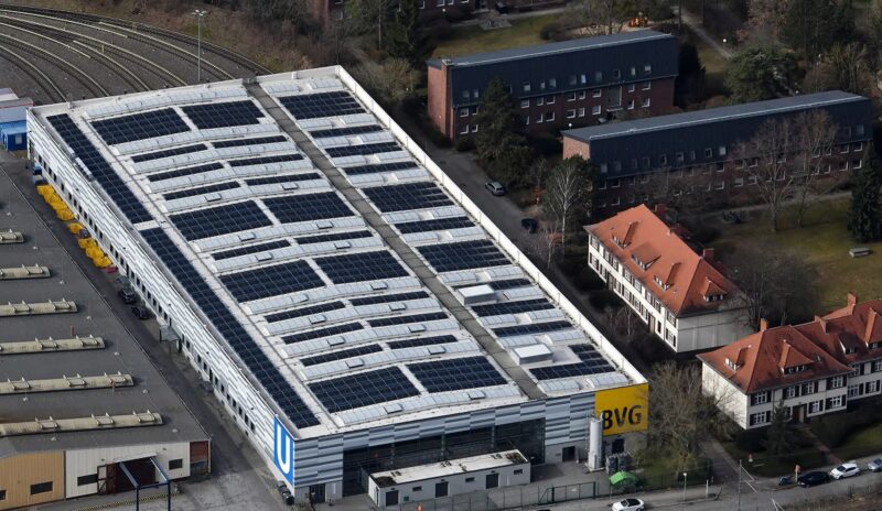 Photovoltaik-Anlage auf dem Dach eines BVG-Betriebshofes aus der Luft.