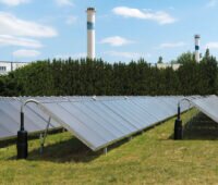 Erneuerbare Fernwärme - Solarthermieanlage vor dem Heizkraftwerk der Stadtwerke Bernburg