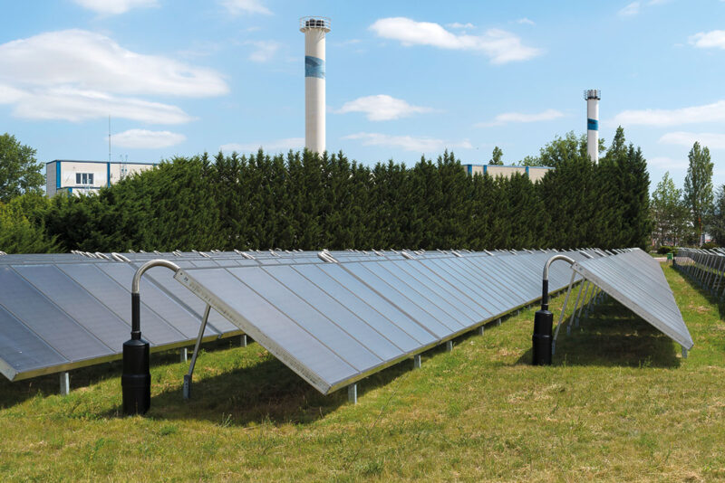 Erneuerbare Fernwärme - Solarthermieanlage vor dem Heizkraftwerk der Stadtwerke Bernburg