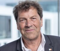 Zu sehen ist DGS-Präsident Bernhard Weyres-Borchert, der Kooperation auf dem Gebiet der Stecker-Photovoltaik-Geräte begrüßt.