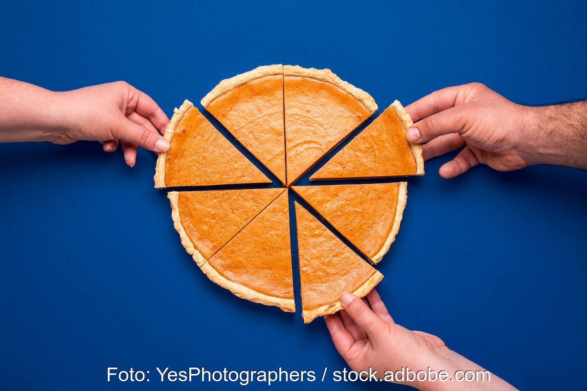 Kuchen in Stücken, drei Hände nehmen sich je ein Stück - Symbol für Beteiligung von Kommunen an Energiewende-Projekten.