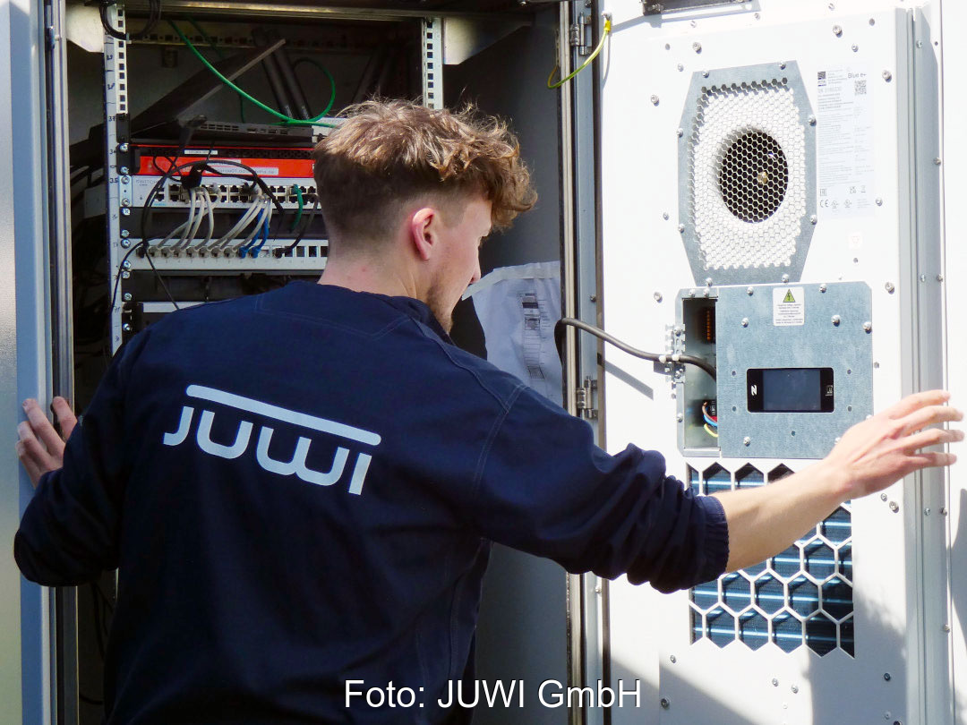 Ein Servicemitarbeiter arbeitet an einem Schaltkasten