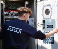 Ein Servicemitarbeiter arbeitet an einem Schaltkasten