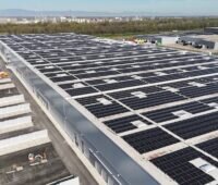 Gewerbegebäude mit Photovoltaik auf dem Flachdach.