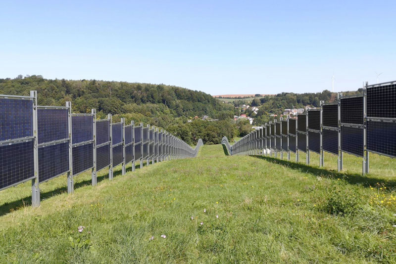 Senkrecht aufgeständerte bifaciale Solarmodule eines Solarparks