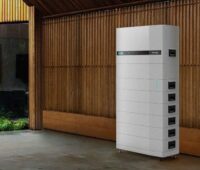 Ein Stapel aus weißen Blöcken vor einer Holzwand - der neue Solar-Batterie-Speicher von M-Tec ist besonders kompakt