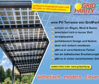 Rechts Bild: überdachte Terasse mit PV-Doppelglasmodulen von GridParity, Links: Text mit Vorzügen von PV Terasse mit Modulen, die zur Überkopfinstalltion geeignet sind.