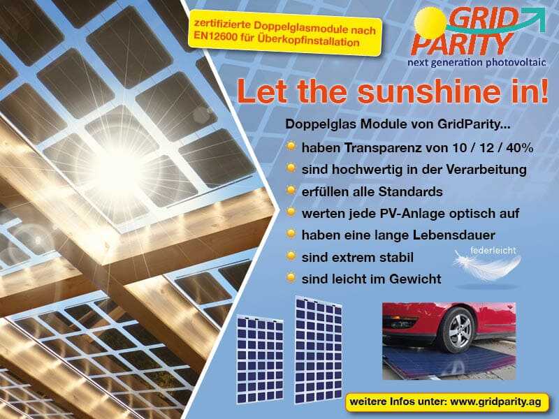 GridParity: Foto von einem Solardach mit Holzkonstruktion von unten fotografiert. Sichtbarer Einfall von Sonnenstrahlen.Let the sunshine in: Leichte Module für Terassen, Carports und Agri-PV. Geeignet für die Überkopfinstallation.