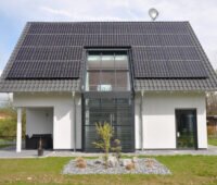 Haus mit Photovoltaik-Modulen auf dem Dach