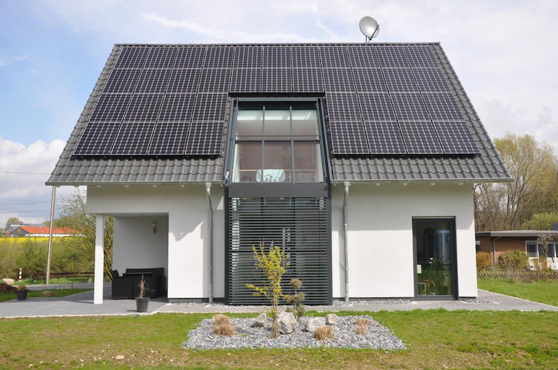 Haus mit Photovoltaik-Modulen auf dem Dach