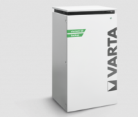 Varta-Batterie-Speicher mit Notstrom-Versorgung - eine hochkante weiße Box mit Varta-Aufdruck