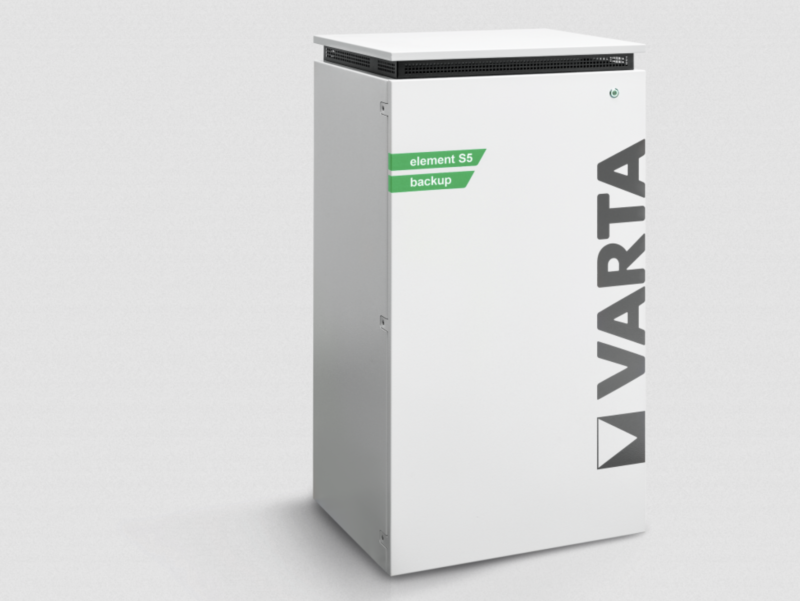Varta-Batterie-Speicher mit Notstrom-Versorgung - eine hochkante weiße Box mit Varta-Aufdruck