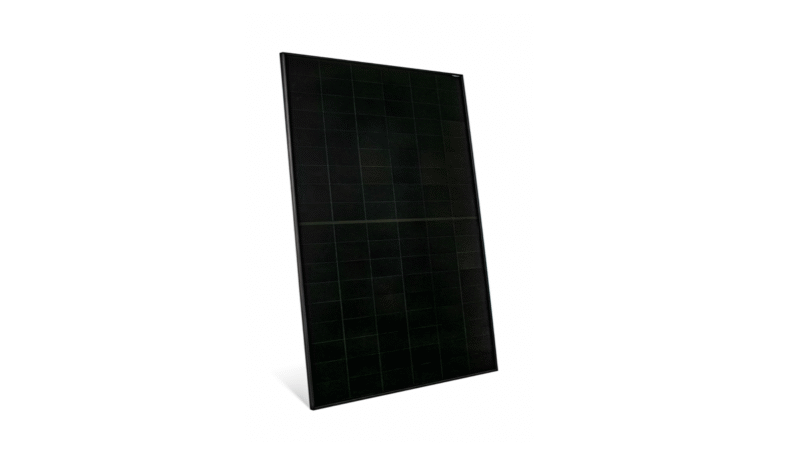 Ein schwarzes PV-Modul schräg von links vor weißem Hintergrund.