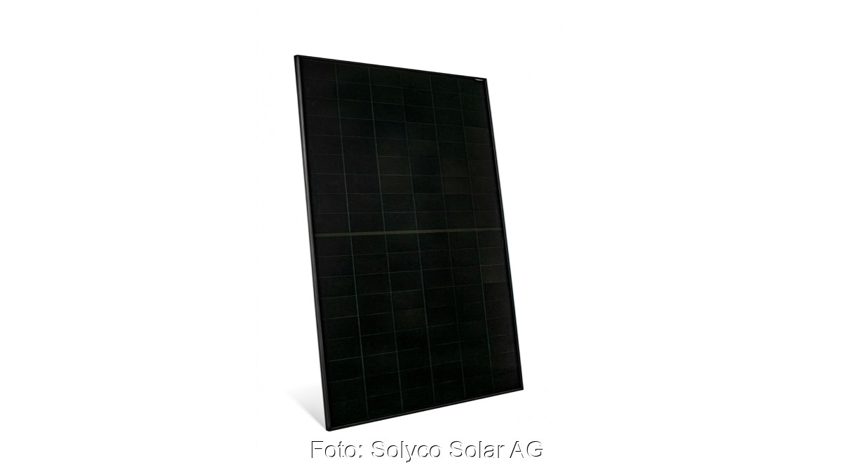 Ein schwarzes PV-Modul schräg von links vor weißem Hintergrund.