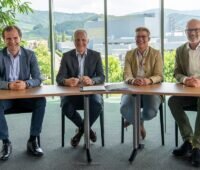 Firmenvertreterinnen von Koehler Renewable Energy und Iqony Solutions unterzeichnen Vertrag für Projekte, um Kohle durch Bioenergie zu ersetzen.