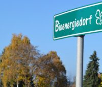 Ein Schild mit der Aufschrift Bioenergiedorf - Symbol für Bioenergiedörfer
