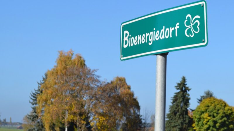 Ein Schild mit der Aufschrift Bioenergiedorf - Symbol für Bioenergiedörfer