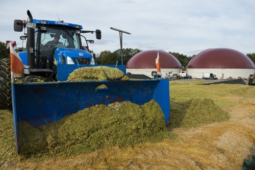 Zu sehen ist ein Traktor vor einer Biogasanlage.Die Ausschreibungsrunde für Biomasse ist unterzeichnet.