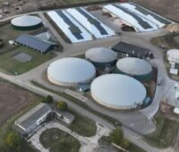 Luftbild von Biogas-Anlage, die Bio LNG herstellt.
