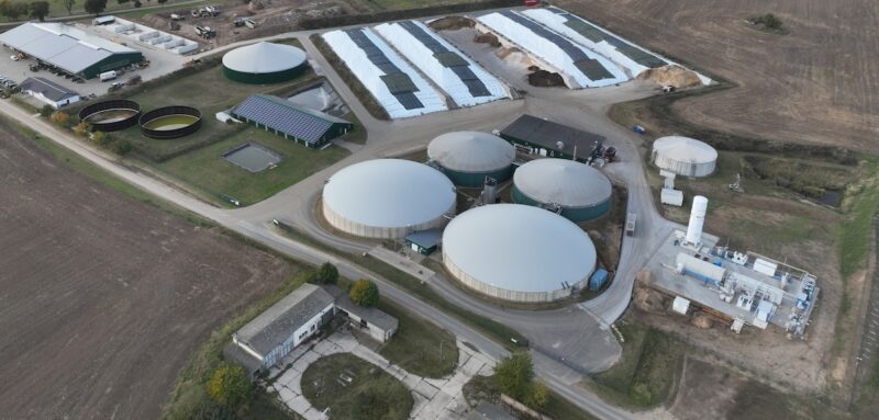 Luftbild von Biogas-Anlage, die Bio LNG herstellt.