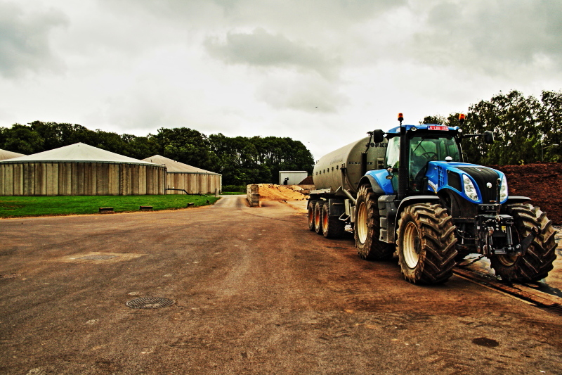 Ein Betrieb mit Traktor und Biogasfermentern