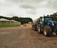 Ein Betrieb mit Traktor und Biogasfermentern