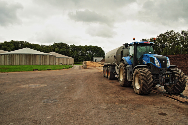 Ein Betrieb mit Traktor und Biogasfermentern