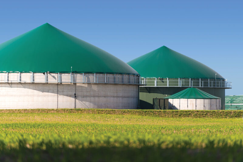 Biogasanlage mit zwei großen und einem kleinen Fermenter