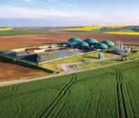 Biogasanlage in der offenen Landschaft