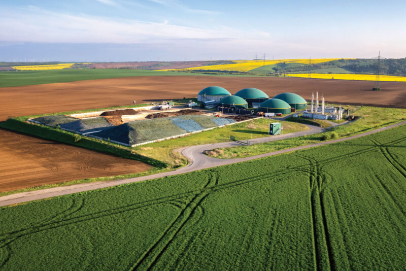 Biogasanlage in der offenen Landschaft