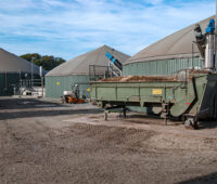 Drei grüne Fermenter bzw. Nachgärbehälter einer Biogasanlage