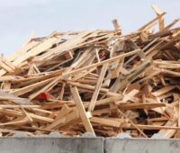 Zu sehen ist ein Haufen Altholz. Beim Altholz sind in der Biomassestrom-Nachhaltigkeitsverordnung (BioSt-NachV) noch Fragen offen.