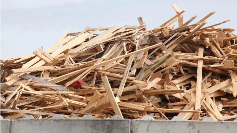Zu sehen ist ein Haufen Altholz. Beim Altholz sind in der Biomassestrom-Nachhaltigkeitsverordnung (BioSt-NachV) noch Fragen offen.