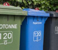 Mülltonnen nebeneinander: Biotonne für Biomüll, Papiertonne, Restmüll