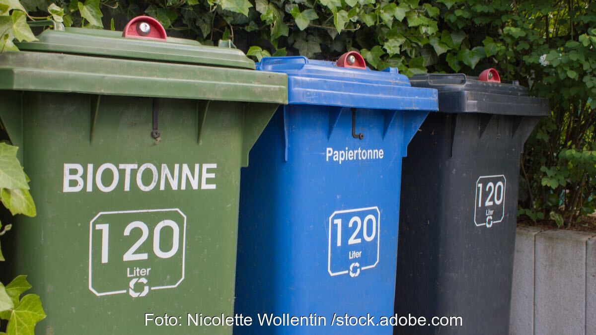 Mülltonnen nebeneinander: Biotonne für Biomüll, Papiertonne, Restmüll