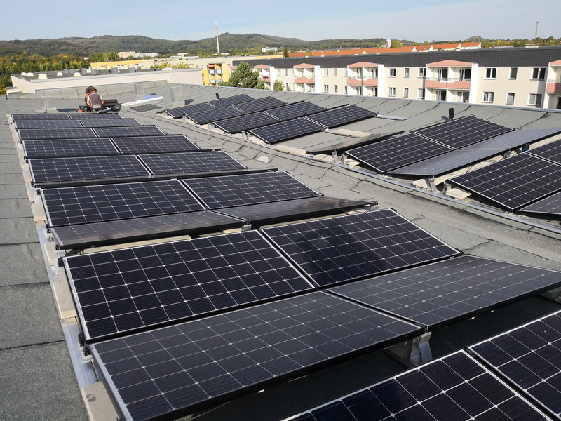 Ein Flachdach mit Solarmodulen.