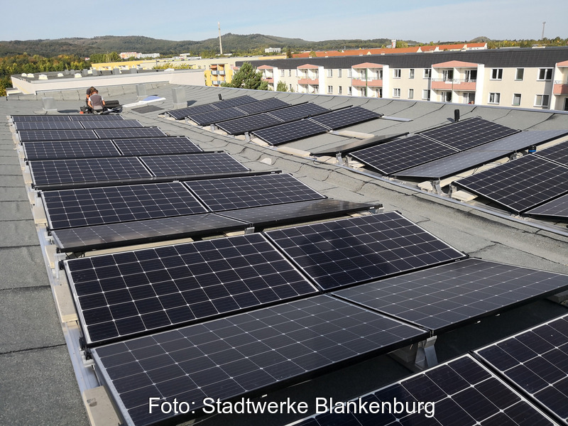 Ein Flachdach mit Solarmodulen.