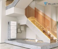Zu sehen ist ein modularer Bluetti EP600 Speicher, der im Treppenhaus eines modernen Gebäudes untergebracht ist.