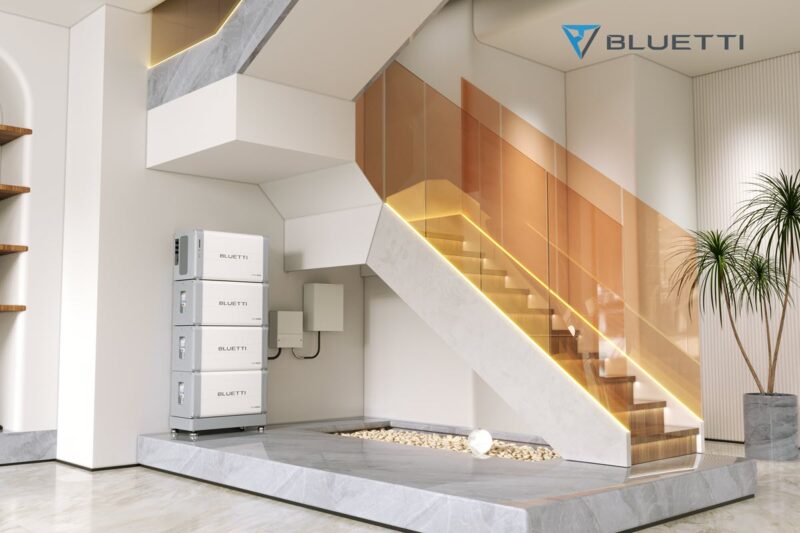 Zu sehen ist ein modularer Bluetti EP600 Speicher, der im Treppenhaus eines modernen Gebäudes untergebracht ist.