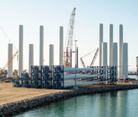 Verladung von Flügeln und Türmen für Offshore Windenergieanlagen im Hafen.