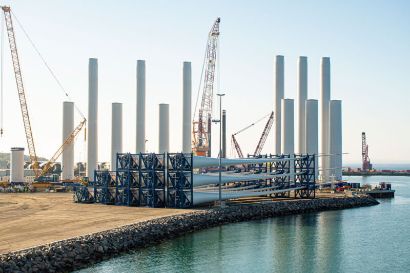 Verladung von Flügeln und Türmen für Offshore Windenergieanlagen im Hafen.