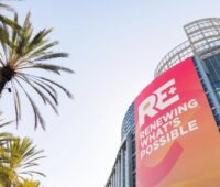 Flagge der Fachmesse RE+25 in Las Vegas, Boviet Solar stellt neue Photovoltaik-Module vor.