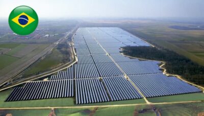 Luftaufnahme eines Solarparks mit im Bild eingebauter Brasilienflagge.