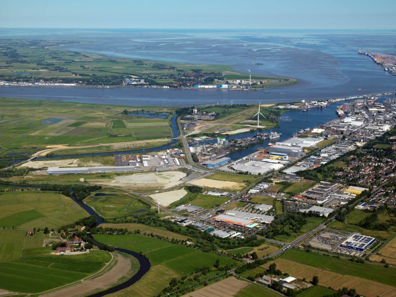Luftbild von Bremerhaven mit Wesermündung und eine rgroßen Windenergieanlage