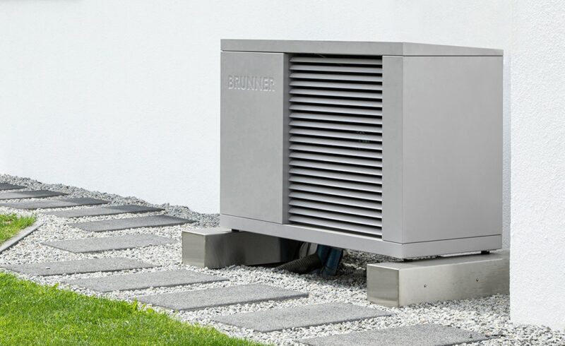 Im Bild die Brunner Wärmepumpe, die über das Smart Home Modul mit dem Wechselrichter von Kostal kommuniziert.