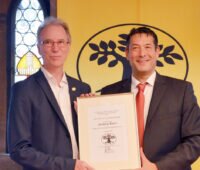 Bruno Burger (links) bei der Preisverleihung mit dem Stiftungsvorsitzenden Markus Hollemann