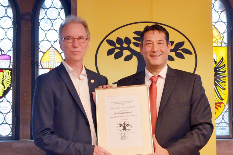 Bruno Burger (links) bei der Preisverleihung mit dem Stiftungsvorsitzenden Markus Hollemann