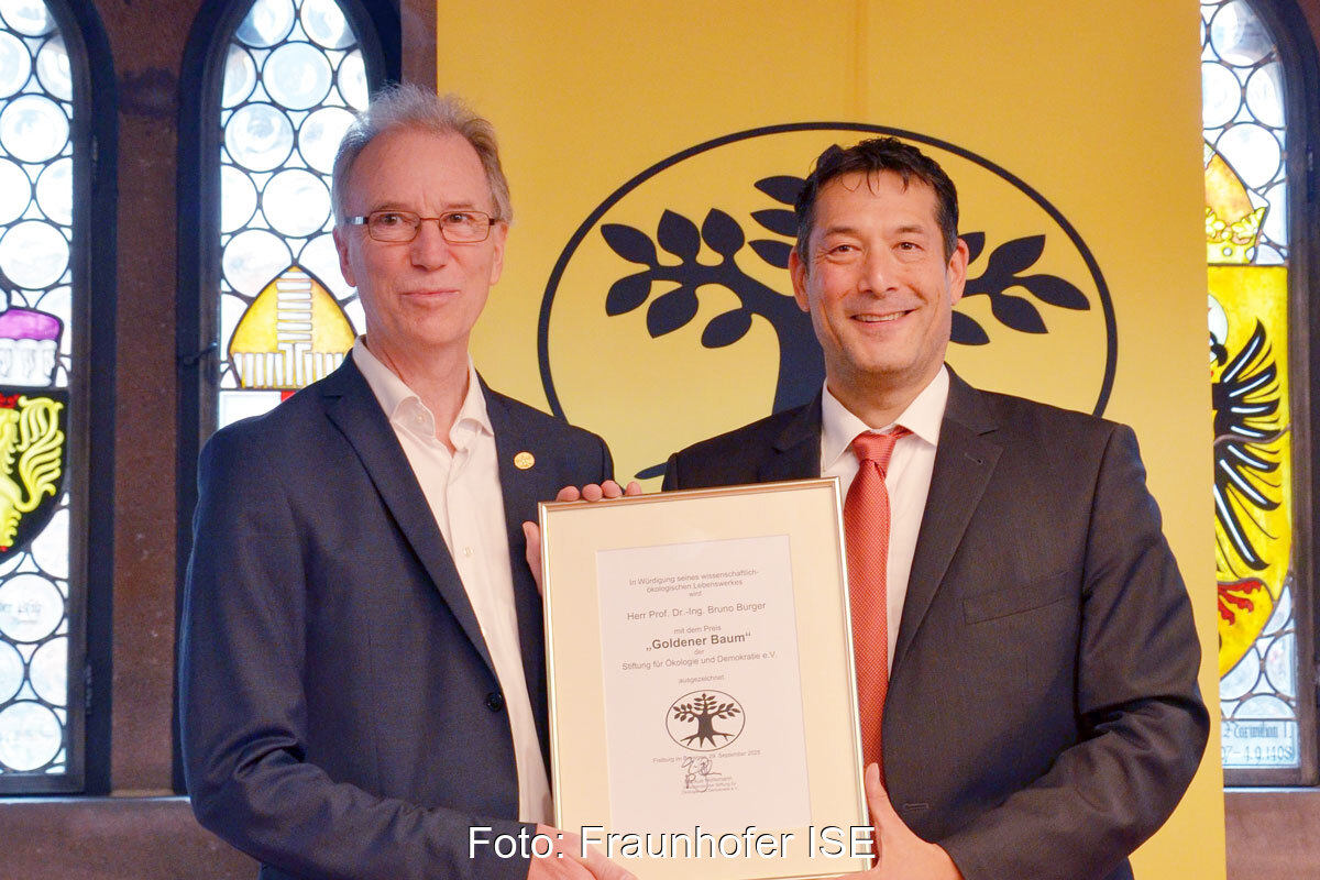 Bruno Burger (links) bei der Preisverleihung mit dem Stiftungsvorsitzenden Markus Hollemann