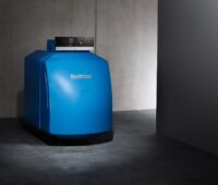 Blauer Ölkessel von Buderus, der auch Bioanteile verarbeiten kann.