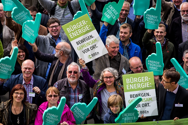 Zu sehen ist eine Veranstaltung des Bündnisses Bürgerenergie, die Organisation veranstaltet am 30. Juni die Lange Nacht der Bürgerenergie.